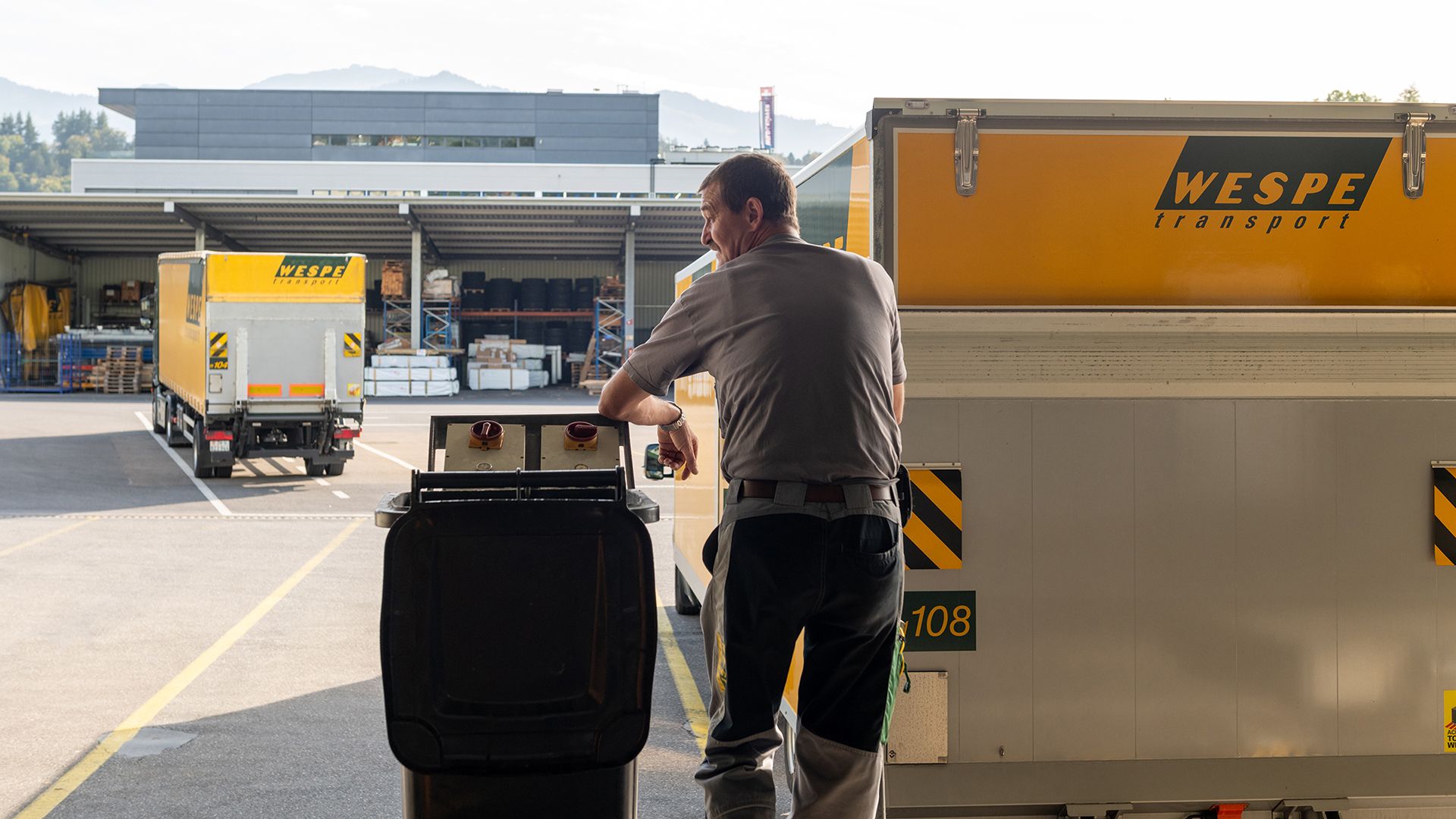 Bild eines Wespe-Mitarbeiter hinter einem LKW